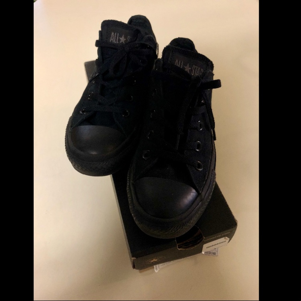All black Chuck Taylor low top converse like new